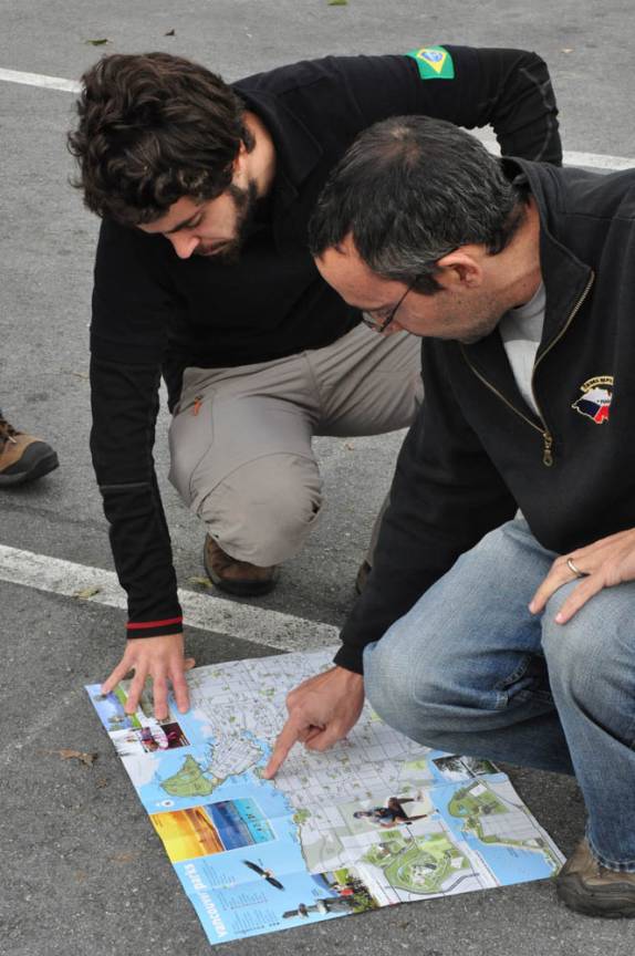 Discutindo caminhos e rotas com o Gabriel, da expedição 4x1, em Vancouver, no Canadá